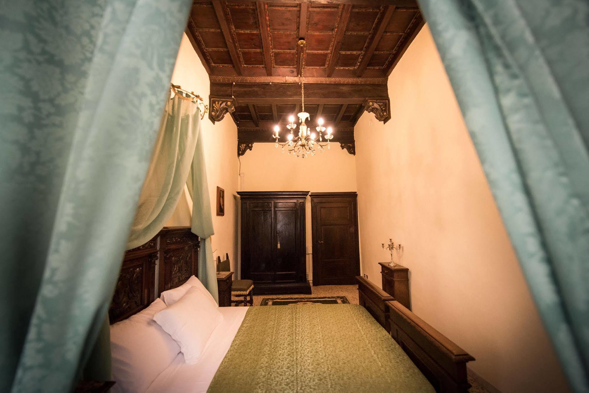 All'Ombra Della Torre Only Rooms Siena Bagian luar foto