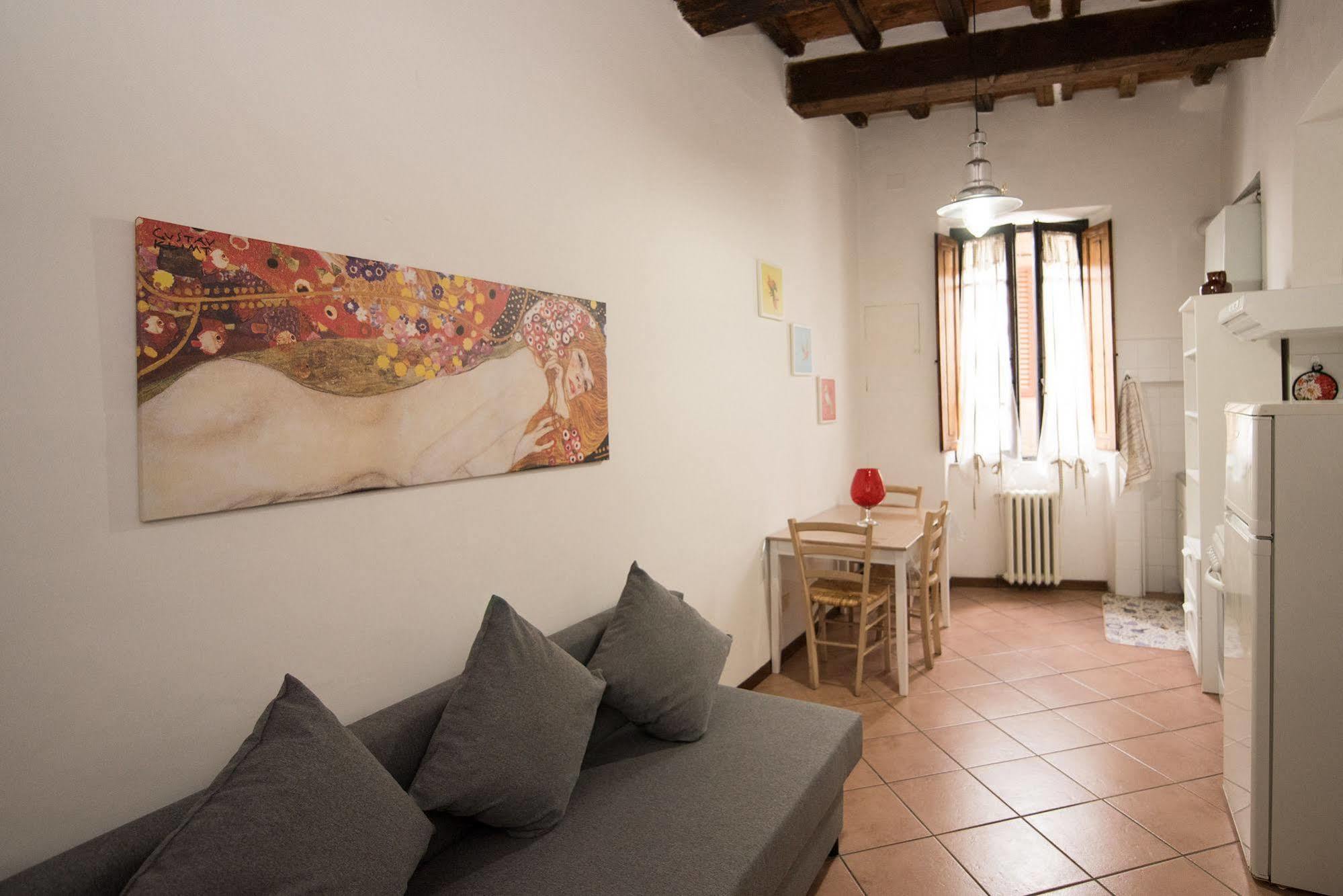 All'Ombra Della Torre Only Rooms Siena Bagian luar foto